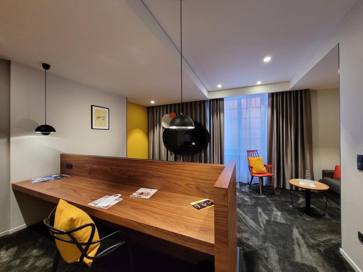 Family Room,1658066758:JPEG